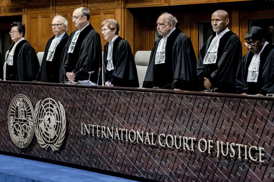 Los jueces encabezados por el presidente Joan Donoghue (centro) antes del fallo de la Corte Internacional de Justicia en una demanda que Ucrania presentó contra Rusia en La Haya, Países Bajos.
