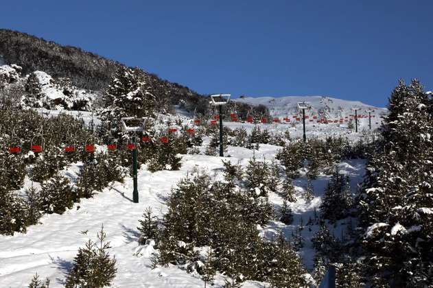 Bariloche bajo nieve, pero despojada de turistas 