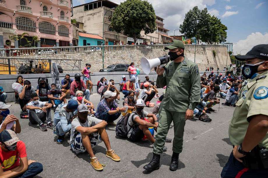 Imágenes oficiales de detenidos por violar la cuarentena en Venezuela.