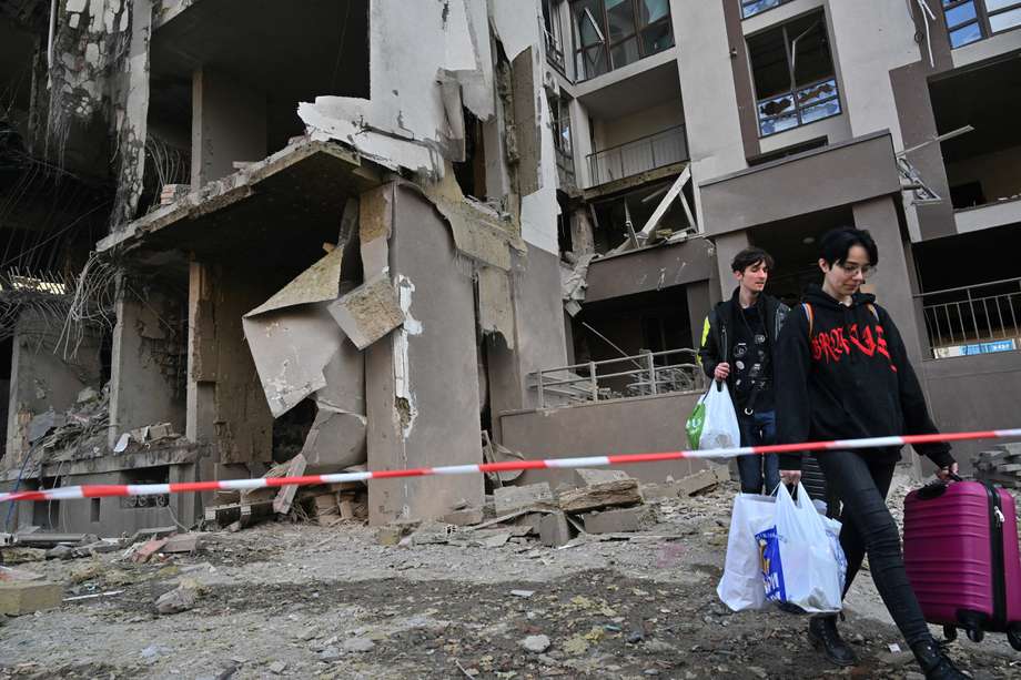 Residentes sacan sus cosas de un edificio afectado por el bombardeo ruso en Kiev el pasado jueves.