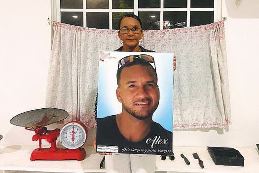 Elizabeth Gordon sostiene el retrato de su hijo Alexander Stephens Gordon, asesinado en la madrugada del 23 de diciembre de 2020.  / Sebastián Forero Rueda