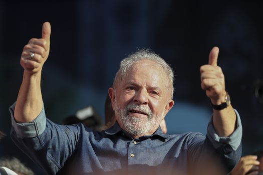 En la carrera presidencial de Brasil, Lula da Silva tiene el 45 % del apoyo ciudadano, según la encuesta de Ipespe. 