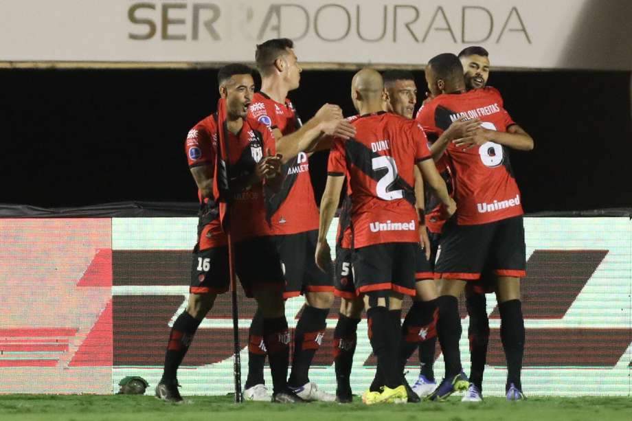  Jugadores de Goianiense celebran uno de los goles contra San Pablo.
