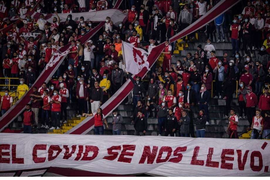 El martes, los hinchas de Santa Fe invadieron la cancha del estadio El Campín en el partido contra Nacional.