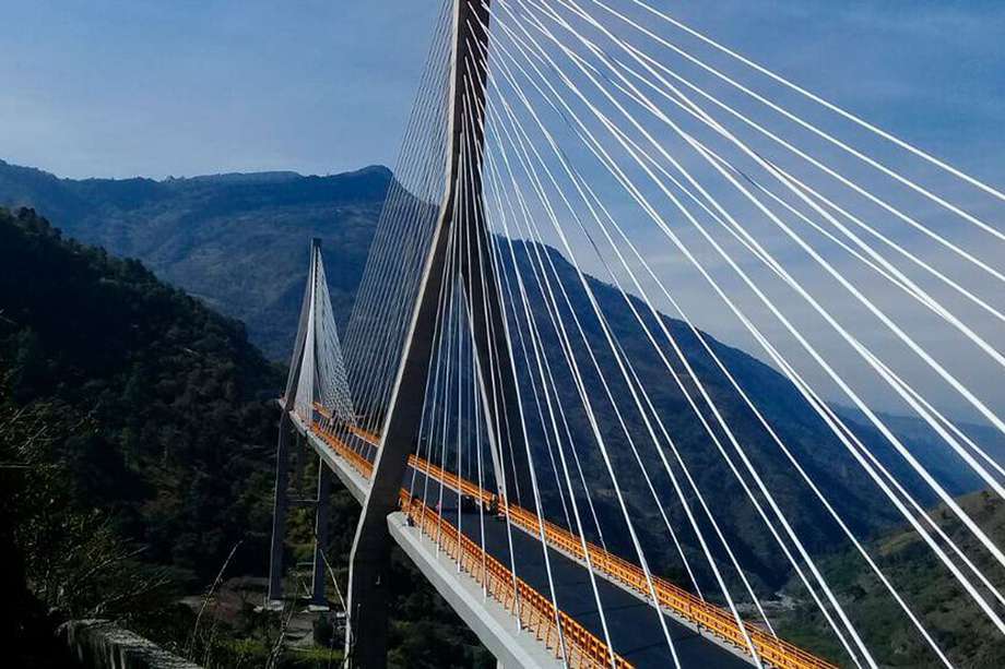 El Puente Hisgaura, de 653 metros de largo, está ubicado en la vía Los Curos – Málaga.