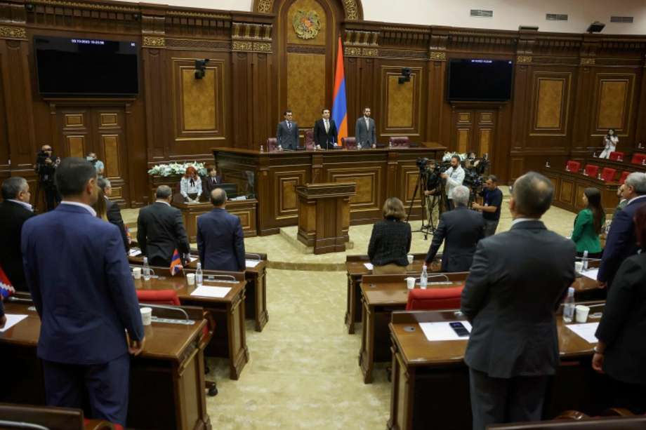 Una fotografía proporcionada por la Asamblea Nacional de la República de Armenia muestra a legisladores armenios durante una sesión en Ereván, Armenia, el 03 de octubre de 2023.