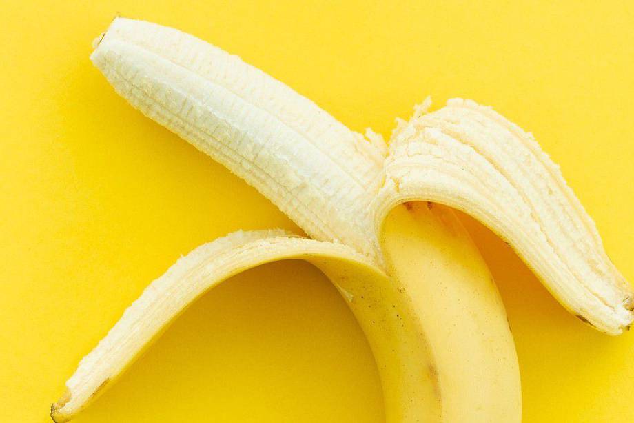 El banano aporta calorías, fructosa, potasio, fibra, vitamina A entre otros.