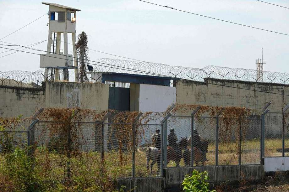 Las penitenciarías ecuatorianas fueron en 2021 escenarios de cruentos enfrentamientos por el poder entre presos miembros de bandas vinculadas al narcotráfico, que dejaron más de 320 fallecidos en unas de las masacres carcelarias más graves de Latinoamérica.