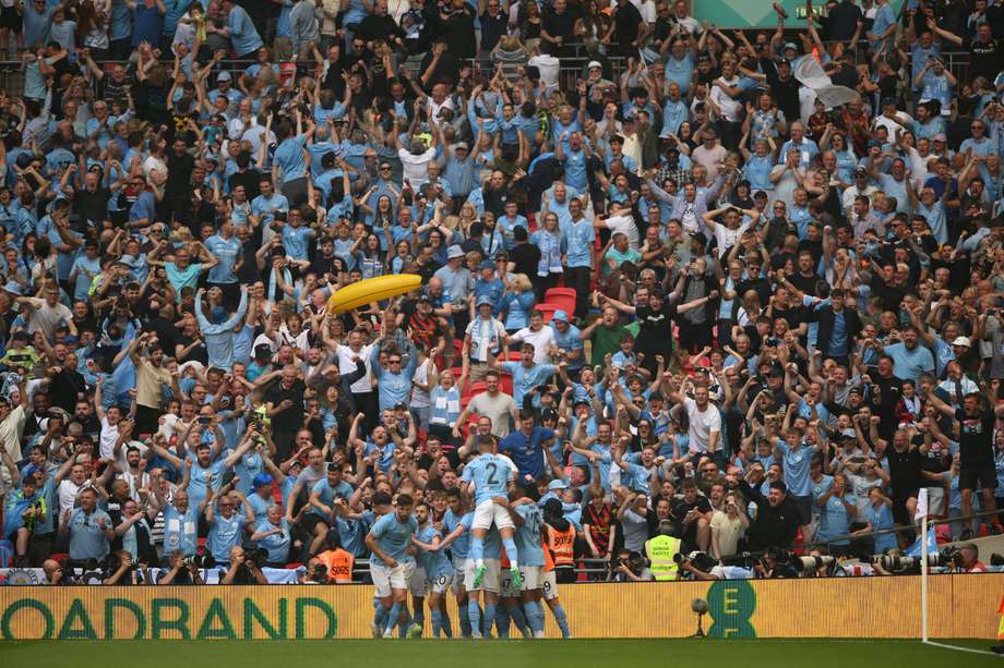 Los jugadores del Manchester City celebran el segundo gol de Ilkay Gundogans 'durante el partido de fútbol final de la Copa FA entre el Manchester City y el Manchester United, en Londres, Gran Bretaña, el 03 de junio de 2023. 
