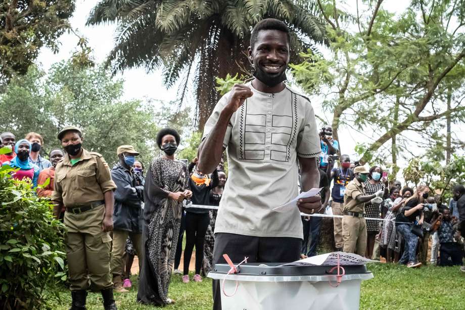 El candidato presidencial, Robert Kyagulanyi, mejor conocido como Bobi Wine, durante la votación en Uganda.