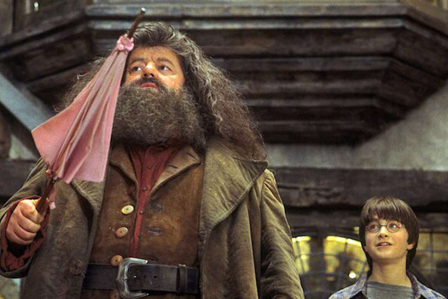 (izq.der.) Robbie Coltrane (Hagrid) y Daniel Radcliffe (Harry) en la película de "Harry Potter y la piedra filosofal" (2001).