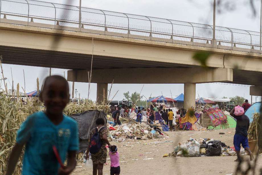 Miles de migrantes haitianos se concentraron bajo el puente internacional de Del Río (Texas). 
