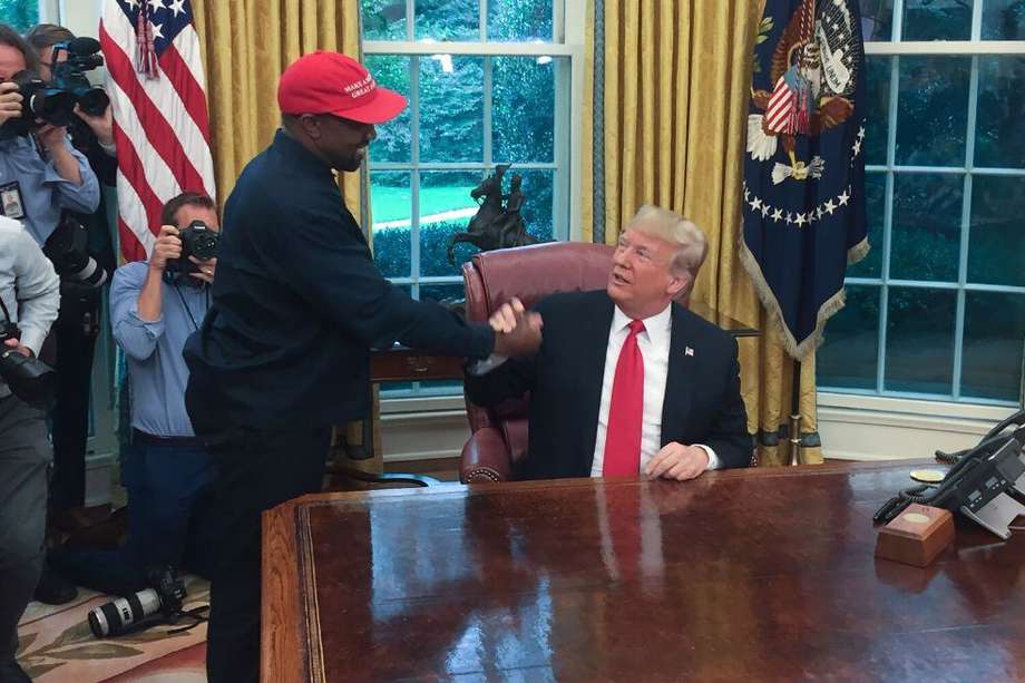 El presidente de los Estados Unidos, Donald Trump, se reúne con el rapero Kanye West en la Oficina Oval de la Casa Blanca en Washington, DC, el 11 de octubre de 2018. / AFP