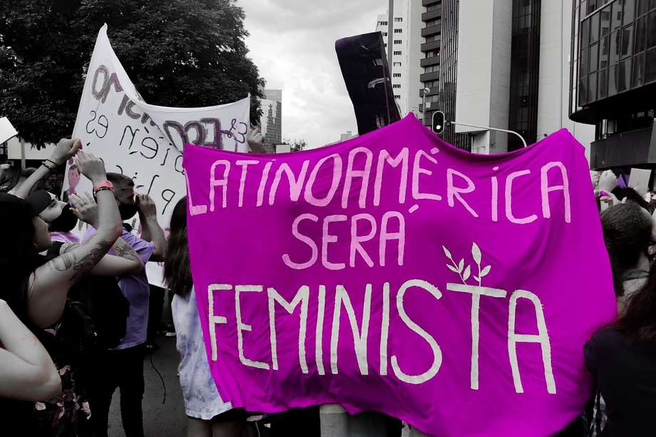 Una política exterior feminista, para algunas organizaciones, es "la política de estado que define las interacciones con otros estados, movimientos y otros actores no estatales, de manera que se priorice la paz, la igualdad de género y la integridad ambiental".
