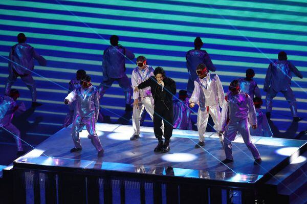 Jungkook, la estrella y vocalista de la agrupación surcoreana BTS, de 25 años, cantó sobre el escenario acompañado del cantante catarí Fahad Al-Kubaisi, juntos interpretaron Dreamers, la canción oficial del MundialGetty Images