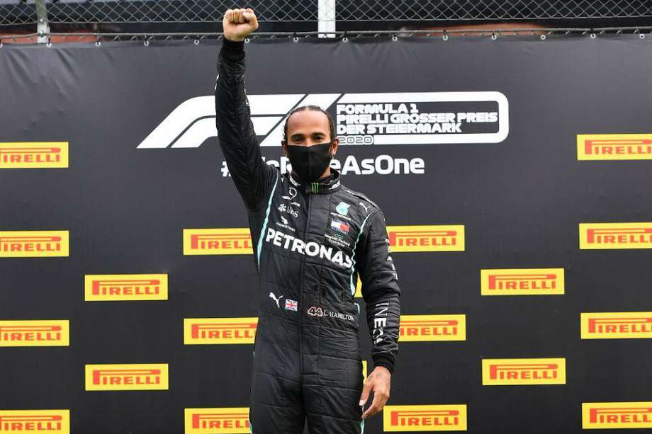Lewis Hamilton, levantando su puño en señal de protesta.