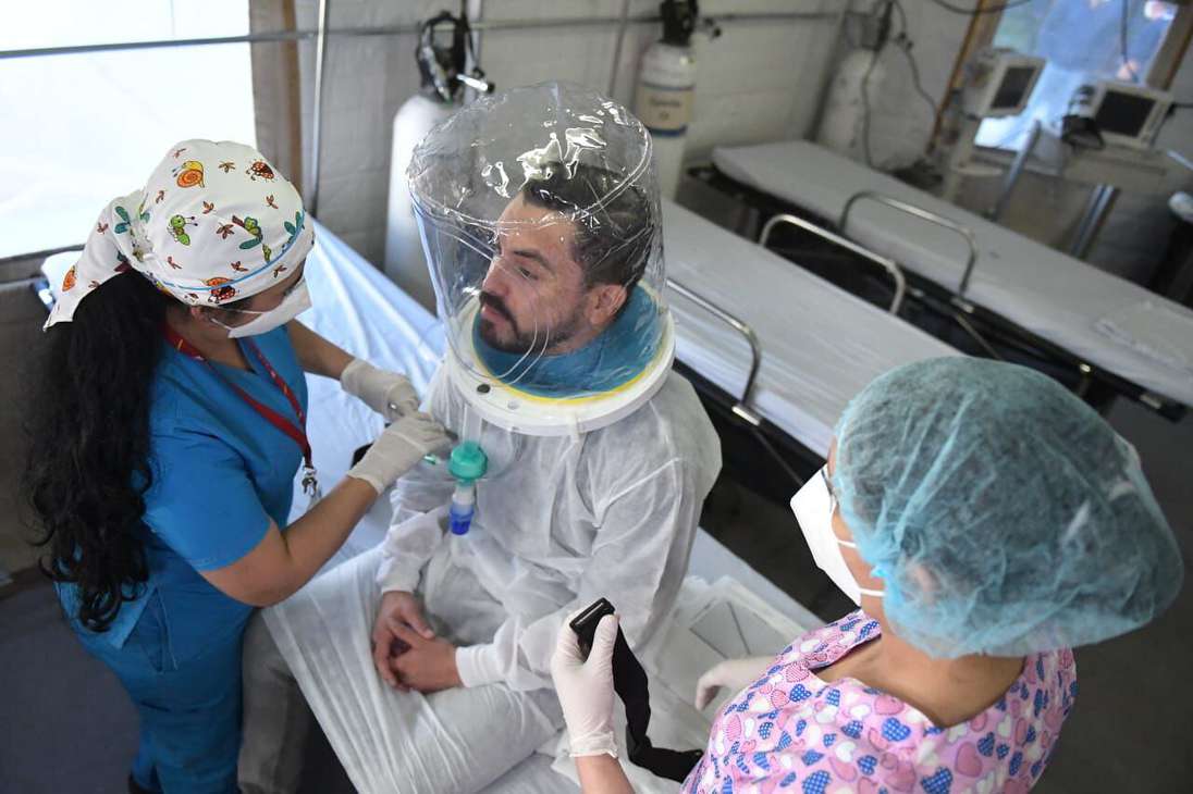 El Hospital El Tunal adquirió 12 cascos especiales para el tratamiento de pacientes que no requieren todavía el uso de respiradores mecánicos.