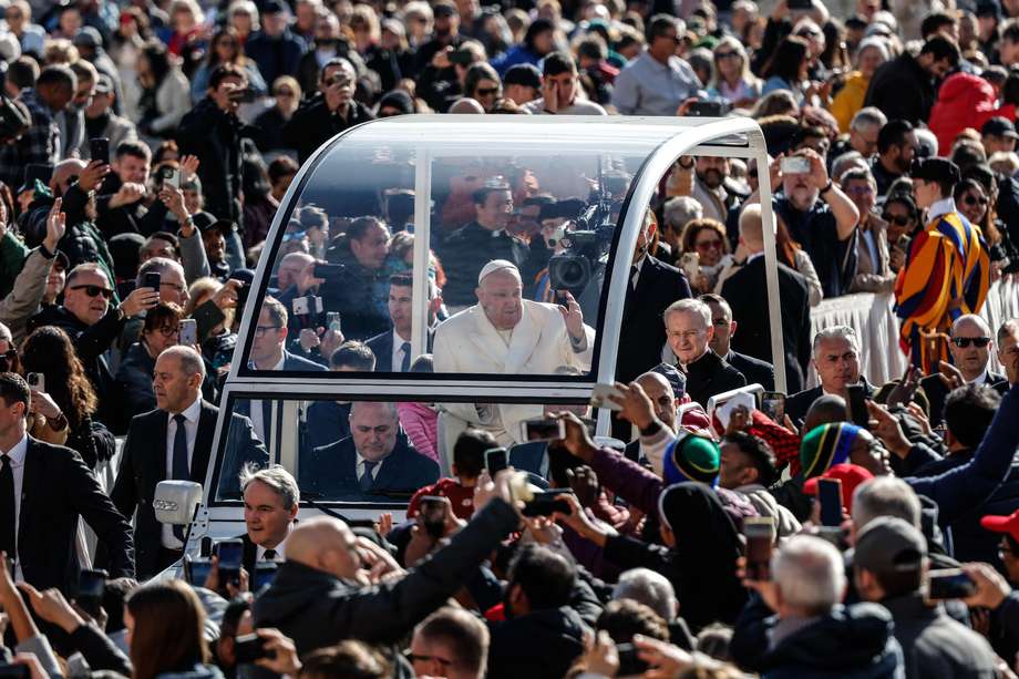 El papa Francisco a su llegada para encabezar la audiencia general semanal en la Plaza de San Pedro, Ciudad del Vaticano.

