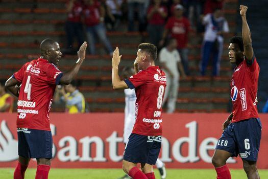 Los jugadores del Deportivo Independiente Medellín festejan uno de los tantos con los que triunfaron este jueves en el Atanasio Girardot. / AFP