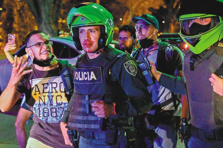  Decenas de policías han sido heridos durante las recientes protestas ciudadanas. / AFP
