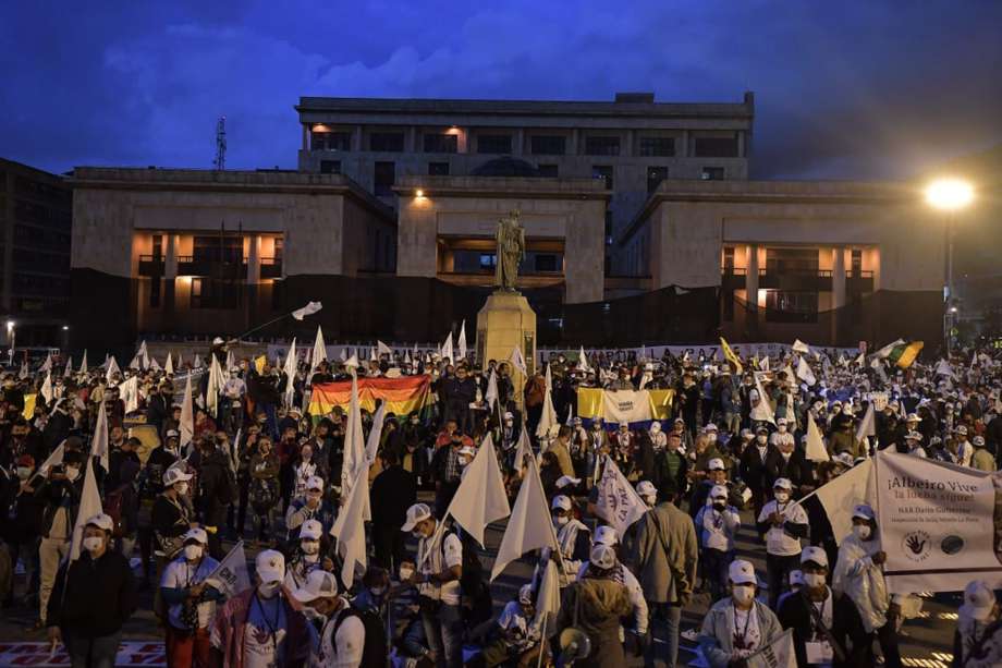 Excombatientes de las Farc en la Plaza de Bolívar de Bogotá luego de su "Peregrinación por la Vida y la Paz"