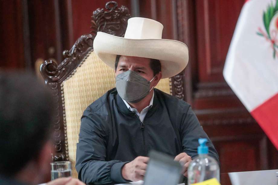 Pedro Castillo (en la imagen), presidente de Perú, aceptó la renuncia del ministro Guillén, quien se desempeñó como fiscal. Entre sus logros estuvo lograr la histórica condena contra Alberto Fujimori por crímenes de lesa humanidad. 
