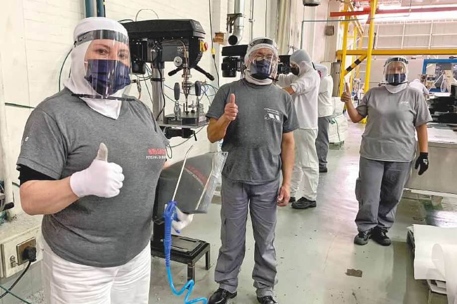  Fabricantes de plásticos han ajustado sus procesos productivos para hacer máscaras protectoras. / Cortesía - Grupo Phoenix