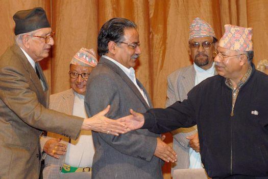 21 de noviembre de 2006.  El primer ministro de Nepal , Girija Prasada Koirala (izq.) estrecha la mano del dirigente maoísta del Partido del Congreso Nepal-Unido Marxista Leninista (CPN-UML) , poniendo fin a once años de conflicto.  / EFE