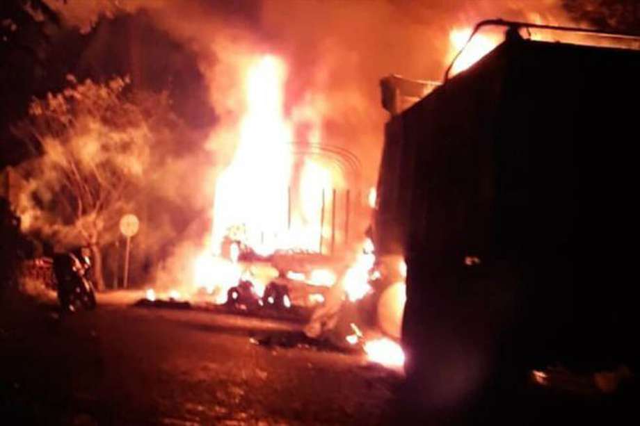 Delincuentes quemaron cuatro camiones en Antioquia provocando grandes pérdidas en el sector del transporte de carga.