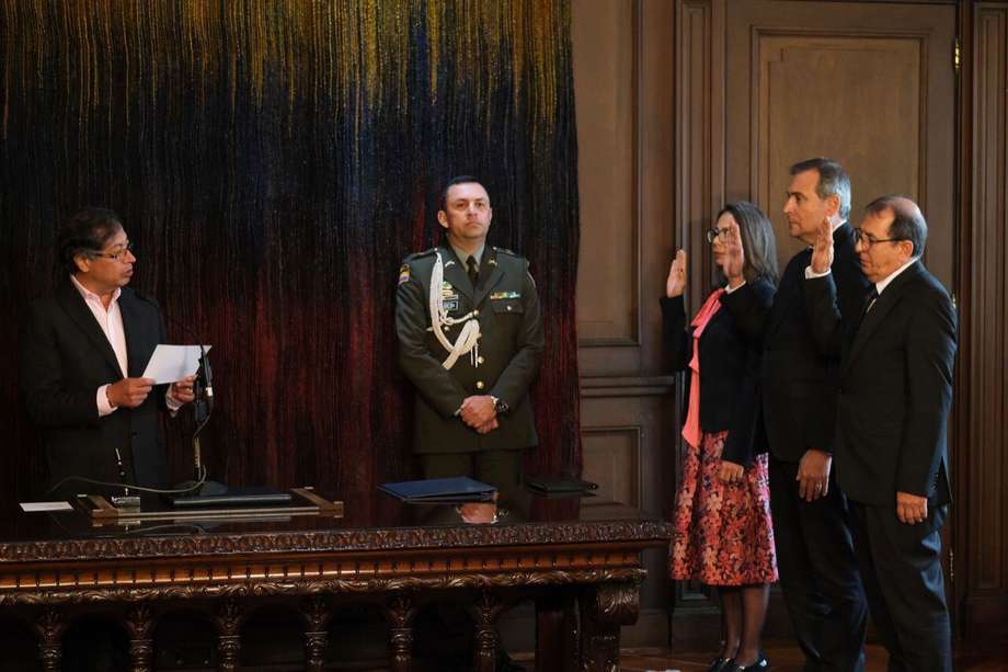 El presidente Gustavo Petro durante la posesión de los embajadores Diana Carolina Olarte, Juan Manuel Corzo y Jorge Enrique Rojas, quienes llegarán a las embajadas de Países Bajos, Paraguay y Bélgica, respectivamente.