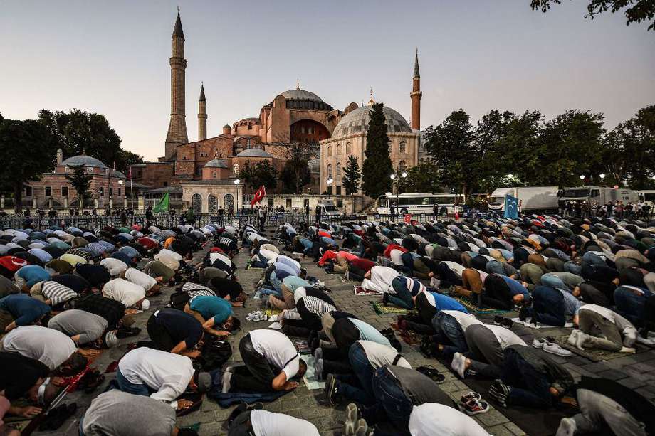 Fieles musulmanes a las afueras de Santa Sofía, una basílica en Estambul, a la que el presidente de Turquía reconvirtió en mezquita.