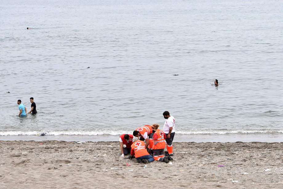 Voluntarios de la Cruz Roja, como Luna, llegaron a Ceuta para ayudar en la crisis migratoria del lunes.