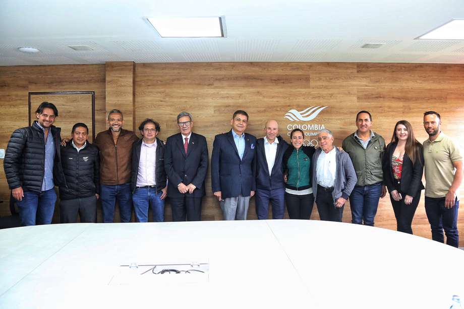 Funcionarios de la Federación Colombiana  de Ciclismo en la presentación de Fabio Peña como técnico nacional.