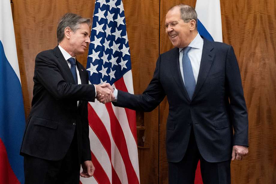 Antony Blinken y Sergey Lavrov se dan un apretón de manos antes de su reunión en Ginebra.