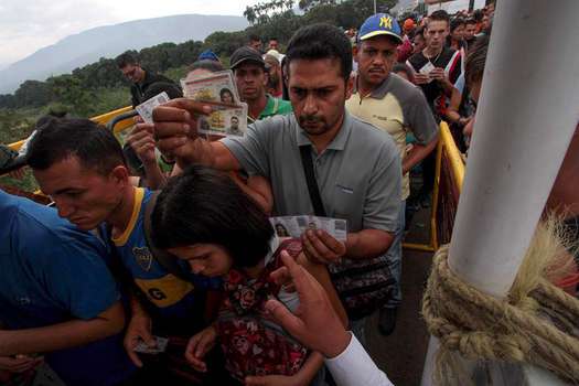 Ante la imposibilidad de tener pasaporte, muchos venezolanos cruzan la frontera con Colombia con la tarjeta de movilidad fronteriza.  / AFP