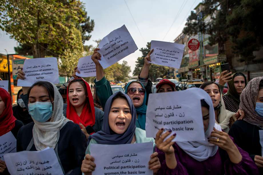 Mujeres afganas sostienen pancartas durante una manifestación para exigir mejores derechos para las mujeres frente al antiguo Ministerio de Asuntos de la Mujer en Kabul.