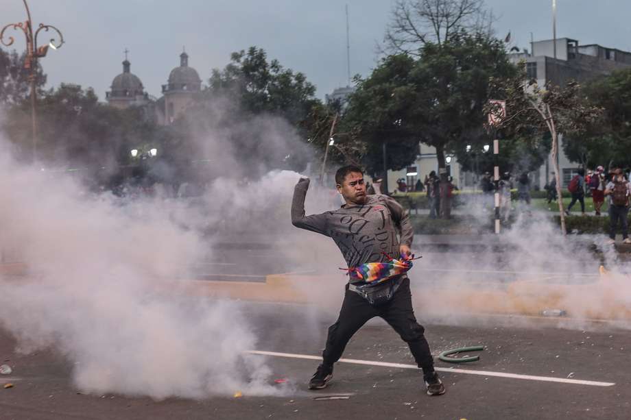 Manifestantes antigubernamentales y policías se enfrentaron en el centro de Lima, el día en que Perú celebra el aniversario de su independencia.
