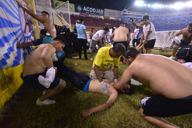 Mueren al menos 12 personas por estampida en partido de fútbol en El Salvador