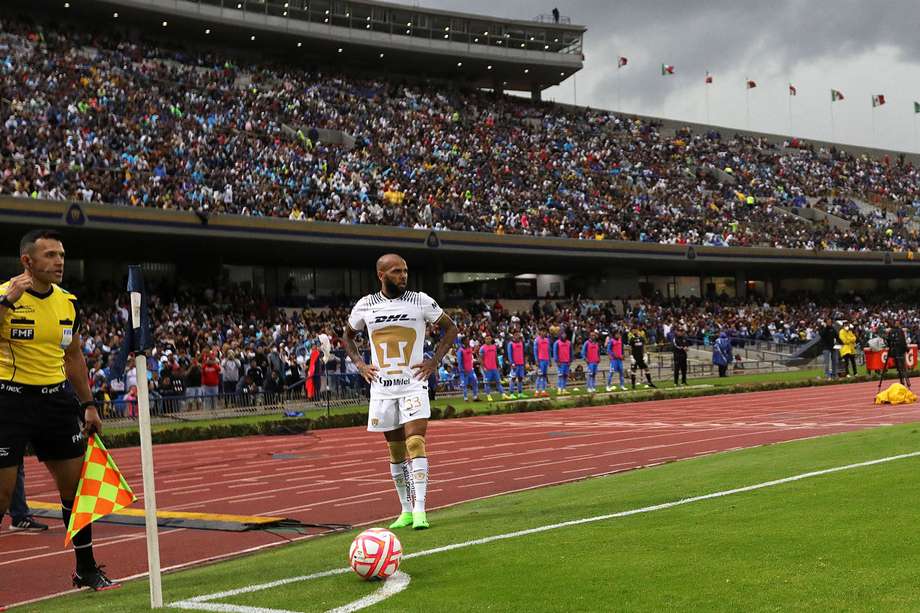 Dani Alves en un partido con los Pumas de la UNAM.