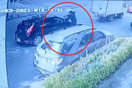 El señalado delincuente usó el arma de fuego para intentar romper los vidrios del vehículo.