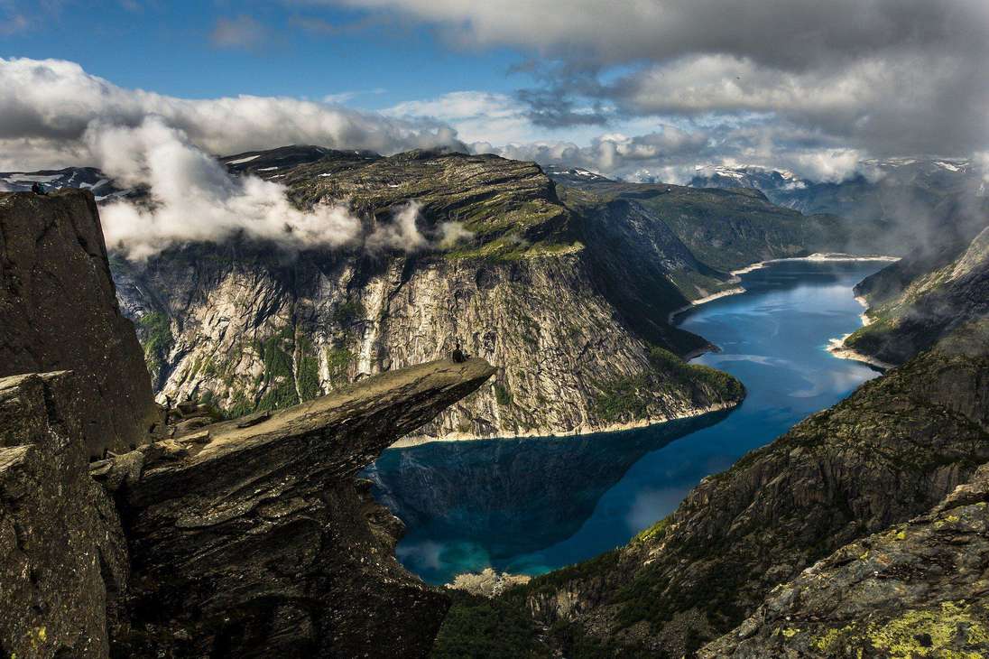 Noruega, el mejor lugar para vivir en la Tierra. Según el índice de desarrollo humano, este país ocupa la primera posición. Y no es una elección aleatoria: sus paisajes fantásticos, su naturaleza abrumadora y sus maravillas culturales y arquitectónicas son, entre muchos otros más, los motivos de la merecida medalla de oro.