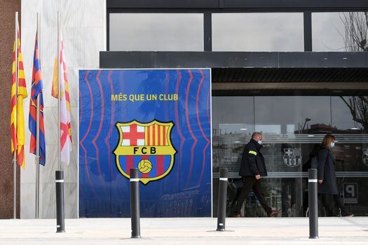 La policía autonómica de Cataluña allanó las oficinas del Barcelona.