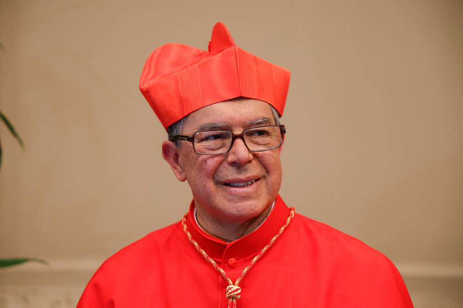 El nuevo cardenal Luis José Rueda Aparicio plantea al final de la ceremonia del consistorio, Ciudad del Vaticano, 30 de septiembre de 2023. El pontífice nombró 21 nuevos cardenales
