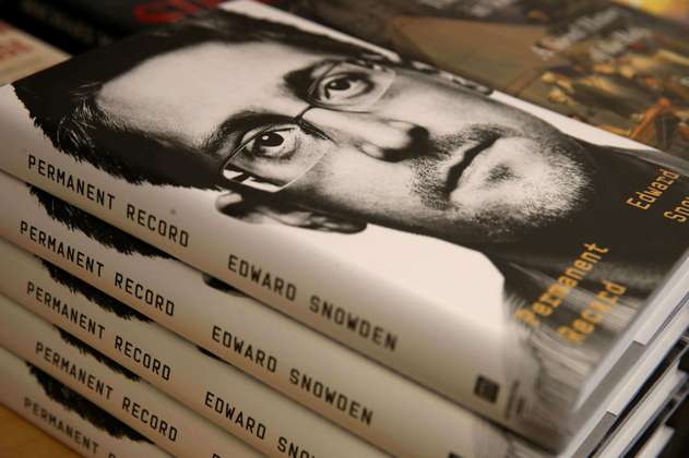 Ciberdelincuentes infectan dispositivos ofreciendo libro de Edward Snowden