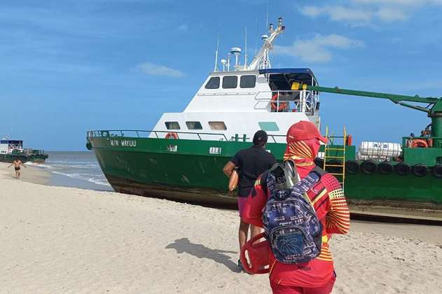 Investigan las causas por las que dos embarcaciones encallaron en playa de Riohacha