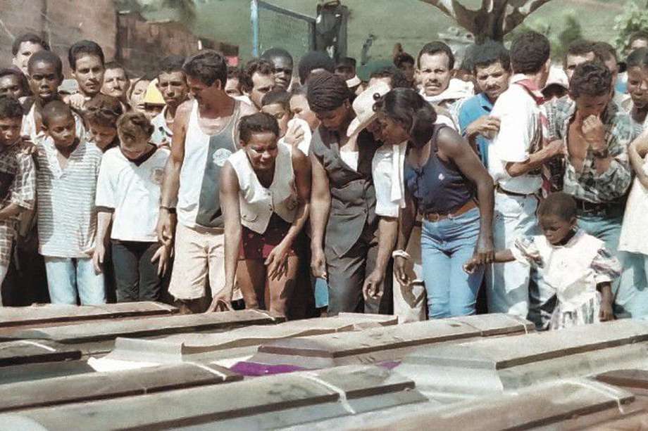 Sepelio colectivo de la masacre de Machuca, donde el Eln asesinó a 84 personas en 1998, tras dinamitar un oleoducto en Segovia, Antioquia. / El Espectador