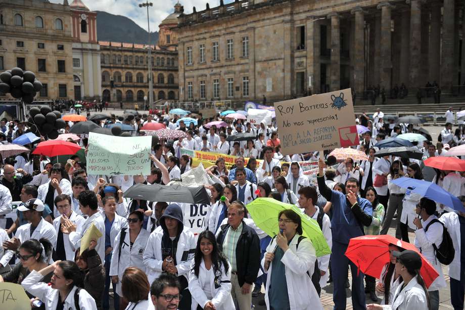 Médicos, enfermeras y estudiantes de medicina marchan en contra de la reforma a la Salud.