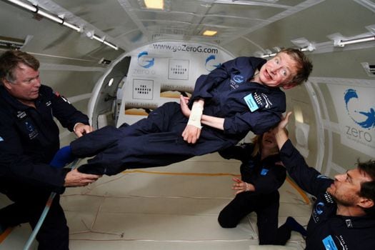 Hawking experimentando la ingravidez en un avión Boeing 727 de NASA en 2007. / Wikipedia - Nasa.