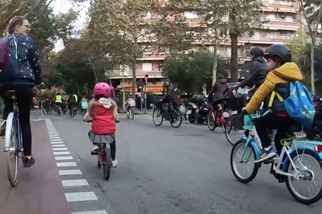 Bicibús en Barcelona: niños van “en bici al colegio”
