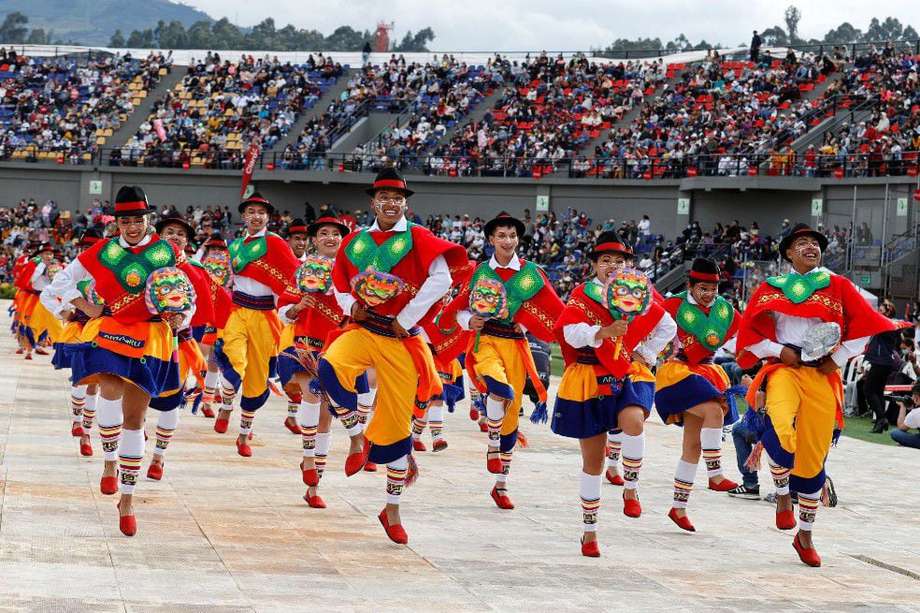 Más de 2.500 artistas rindieron homenaje a la Tierra con danzas tradicionales en el estadio Departamental Libertad, en la capital del departamento de Nariño. EFE/ Mauricio Dueñas Castañeda